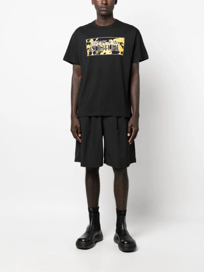 VERSACE JEANS COUTURE LOGO SQUARE PEARLS T-SHIRT BLACK/GOLD